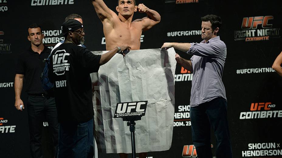 Lutador Francimar Barrosso usa um cartaz de papel ao invés de uma toalha durante a pesagem do UFC de Natal