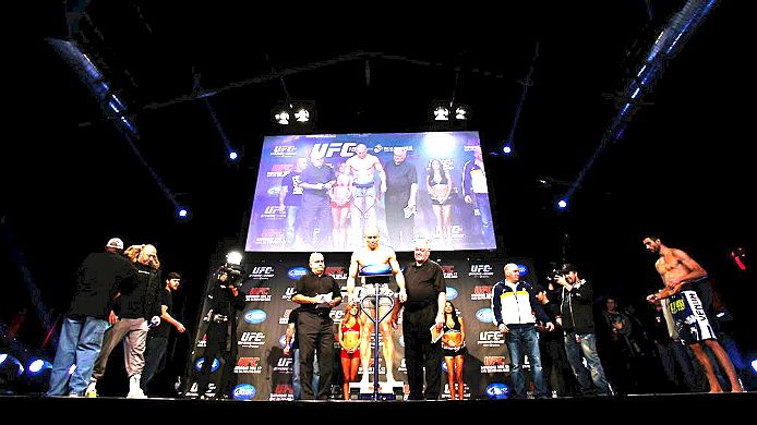 Pesagem do UFC 154, em Montreal, com Georges St-Pierre e Carlos Condit