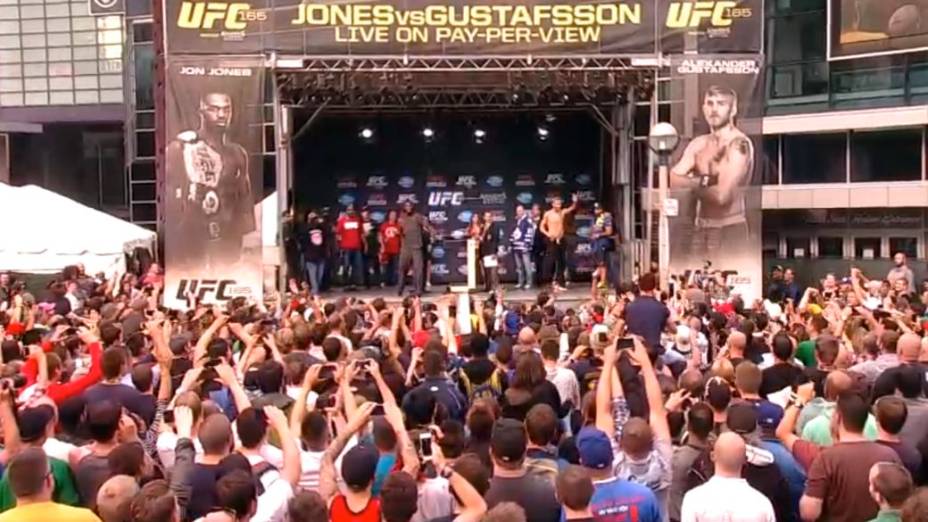 Pesagem do UFC 165, em Toronto: Jon Jones joga seus tênis para a torcida