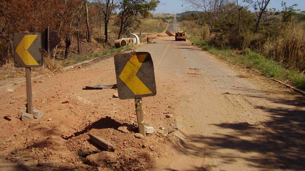 Trecho esburacado da rodovia GO-427
