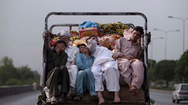 Paquistaneses em caminhão de frutas nos arredores da cidade de Islamabad