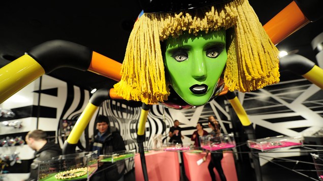 Pessoas visitam a loja de 500 m² dedicada a Lady Gaga na Barneys de Nova York