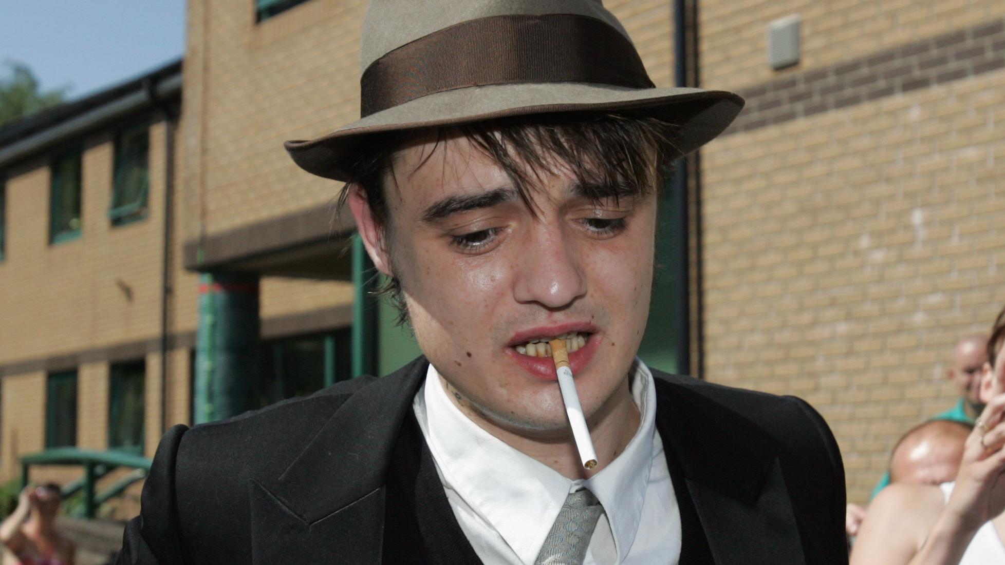 Cantor britânico Pete Doherty é preso por porte de cocaína ...