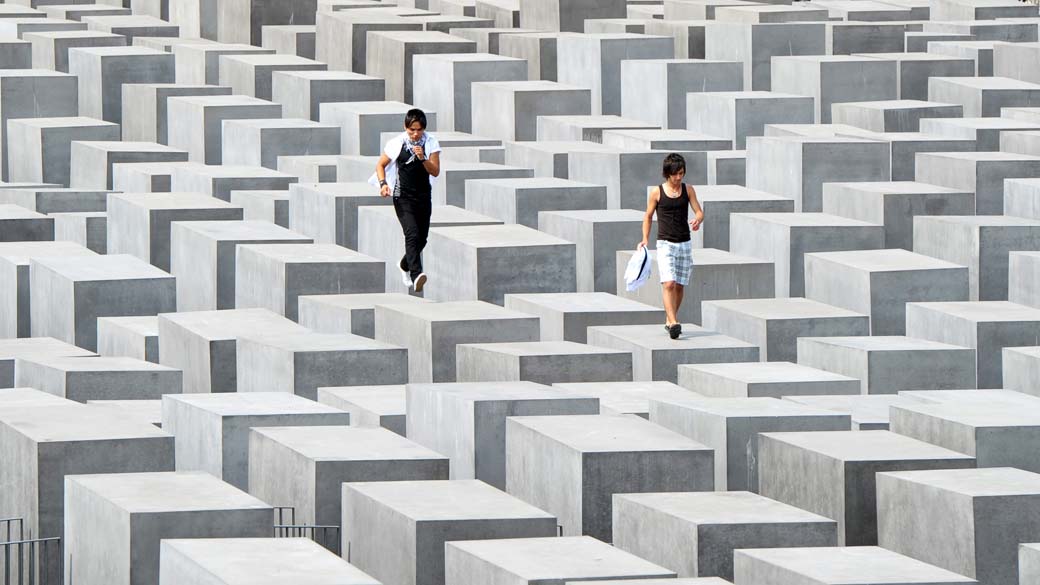 Turistas visitam o Memorial do Holocausto, obra do arquiteto Peter Eisenman, em Berlim