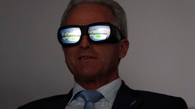 O ministro dos transportes alemão Peter Ramsauer visita a aeronave Airbus em realidade virtual em Hamburgo