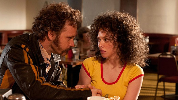 Peter Sarsgaard e Amanda Seyfried em cena do filme Lovelace, sobre a história de Linda Lovelace, atriz do filme pornográfico Garganta Profunda