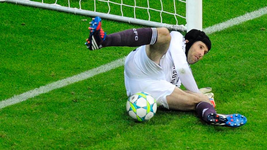 Petr Cech defendeu o pênalti cobrado pelo holandês Robben