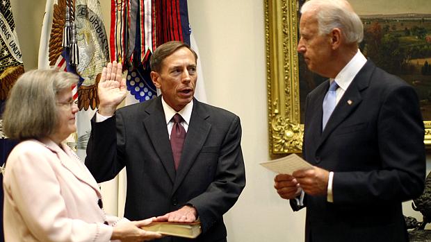 Petraeus jurou sobre a Bíblia diante do vice-presidente Joe Biden