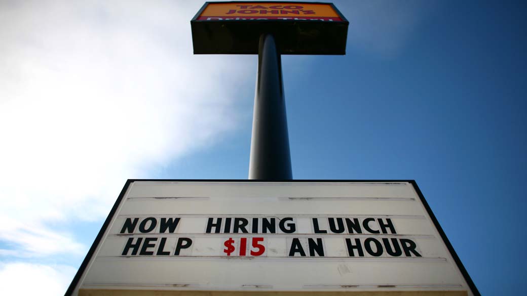 Anúncio de vaga de emprego no restaurante Taco John's International Inc. em Williston, Dakota do Norte, nos Estados Unidos