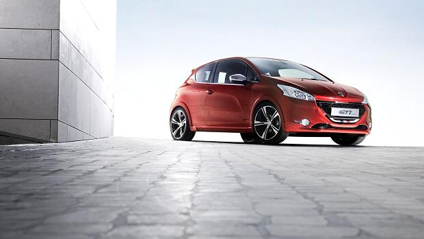 Com motor idêntico ao dos esportivos da Peugeot, carro tem acabamento com volante de couro de diâmetro reduzido para melhorar a sensação de conduzir