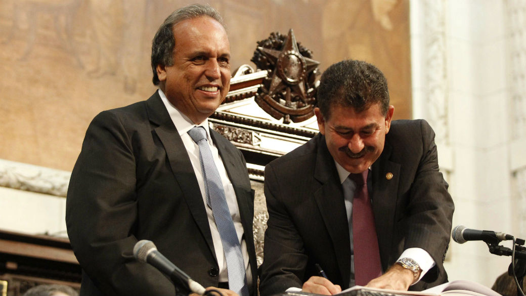 Pezão toma posse como governador do Rio, diante do presidente da Alerj, Paulo Melo (PMDB)