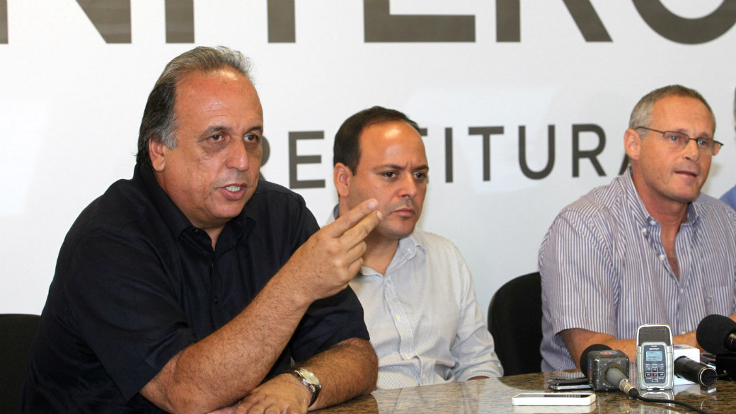 Pezão com Rodrigo Neves e Beltrame em Niterói: prefeito petista apoiará Lindbergh