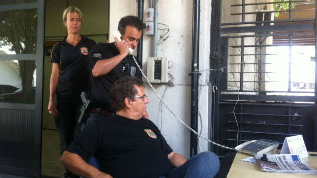 O delegado Marcelo Nogueira, da PF, recebe o telefonema do advogado Marthius Lobato sobre a fuga de Henrique Pizzolato