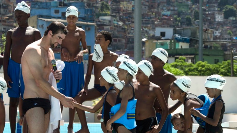 Michael Phelps, maior medalhista da história olímpica, visita a Rocinha, no Rio de Janeiro