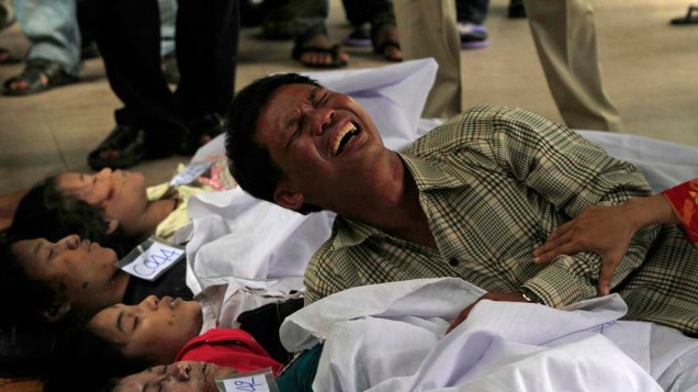 Homem lamenta a morte de seu familiar no hospital Preah Kossamak após um tumulto repentino no festival na cidade de Phnom Penh, no Camboja, matar pelo menos 375 pessoas