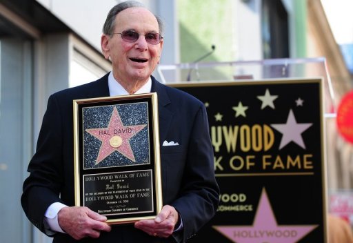 Hal David em foto de outubro de 2011 recebendo homenagem da Câmara de Comércio de Hollywood com sua estrela da Calçada da Fama