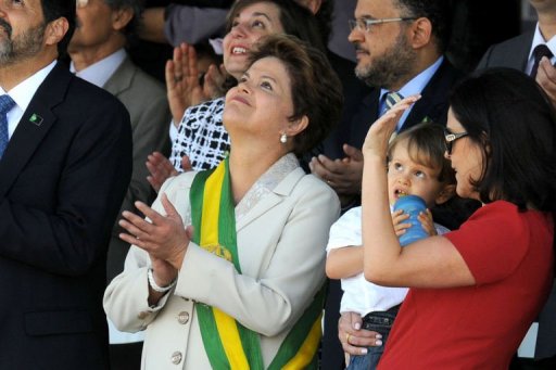 A presidente Dilma Rousseff ao lado da filha e do neto durante o desfile da Independência