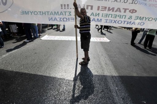 Grevista protesta em Atenas em 12 de setembro de 2012