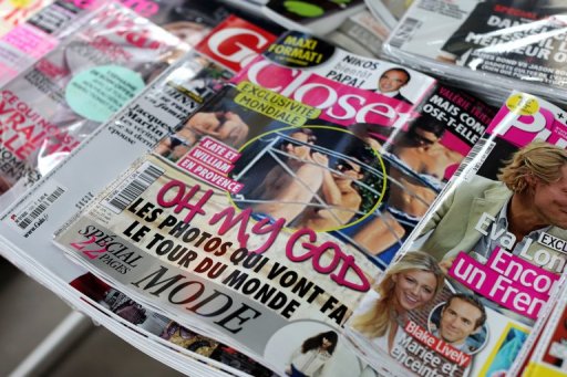 Cópias da revista francesa Closer são expostas em 14 de setembro em Paris