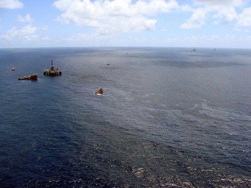 Barcos limpam o petróleo que vazou no Campo Frade, em plataforma operada pela Chveron, em novembro de 2011