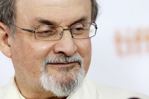 Salman Rushdie chega a uma premiére em Toronto em 9 de setembro de 2012