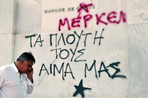Parede do Banco Central grego pichada em protesto