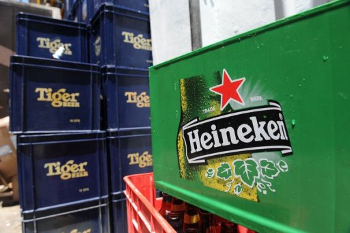 Engradados de cervejas Heineken e Tiger são empilhados em um restaurante de Cingapura em 28 de setembro