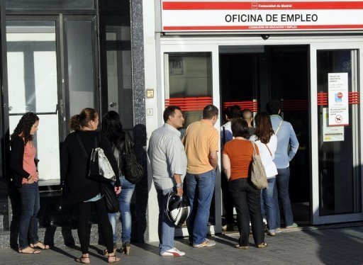 Fila de desempregados em agência do governo no centro de Madri