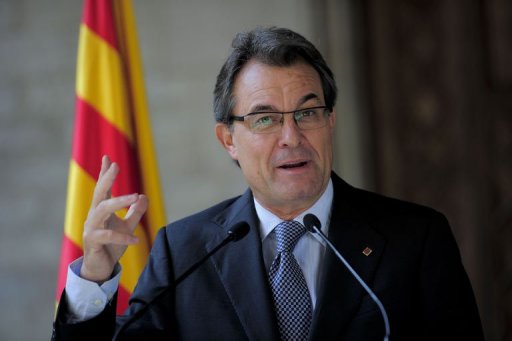 O presidente catalão, Artur Mas, fala com a imprensa em Barcelone em 3 de outubro