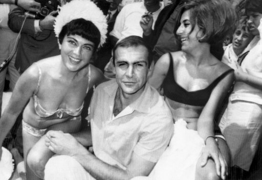 O ator Sean Connery, consagrado como o primeiro James Bond, posa com duas mulheres no Festival de Cannes de 1965