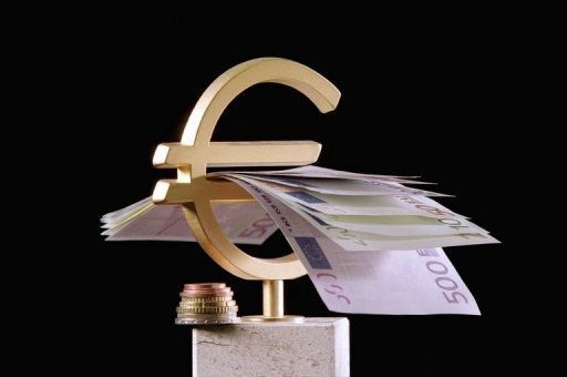 O tratado impõe a chamada "regra de ouro", que obriga os países a limitar a médio prazo seu déficit estructural