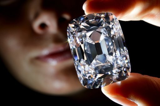 Modelo segura diamante na Casa de Leilões Christies, em Genebra, na Suíça. A pedra foi vendida por 20 milhões de francos suíços (cerca de R$ 43 milhões)