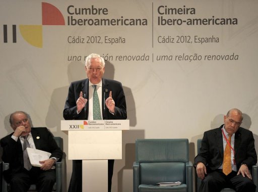 Ministro espanhol das Relações Exteriores, José Manuel García-Margallo, discursa na cúpula Ibero-americana, em Cádiz