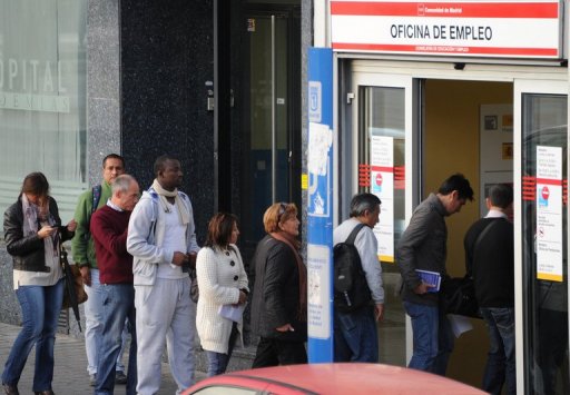 Pessoas fazem fila em centro de emprego em Madri