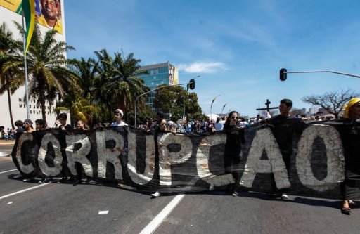 Manifestantes protestam em Brasília contra a corrupção