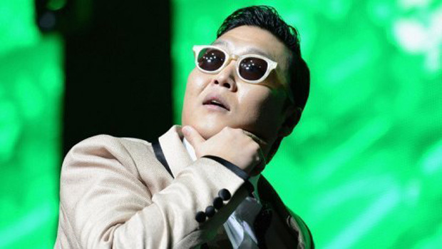 O cantor Psy se apresenta nos Estados Unidos: versão axé patrocinada por lâminas de barbear