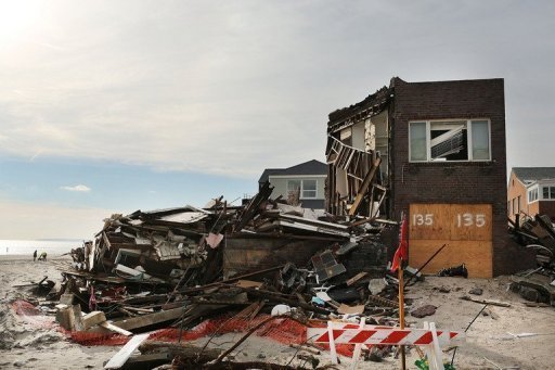 Casa destruída em praia do bairro de Belle Harbor, no bairro do Queens, em foto de 2 de janeiro de 2013