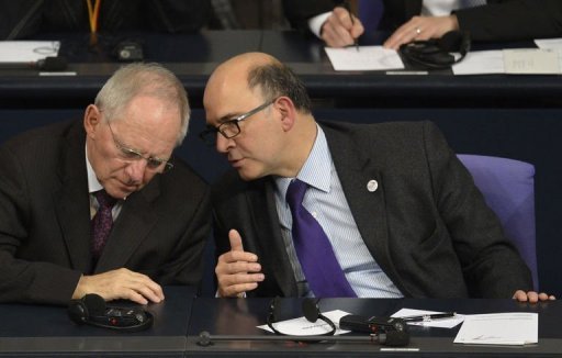 Os ministros das Finanças francês Pierre Moscovici (direita) e alemão Wolfgang Schauble em Berlim, 23 de janeiro, 2013