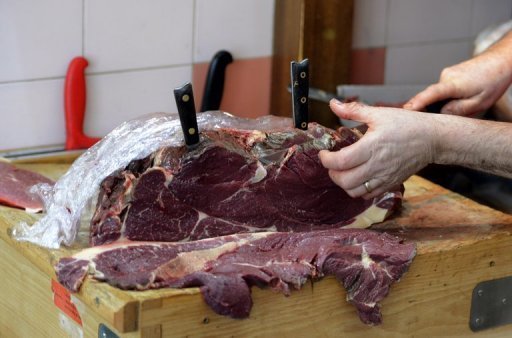 Açougueiro corta um filé de cavalo, na cidade francesa de Marselha
