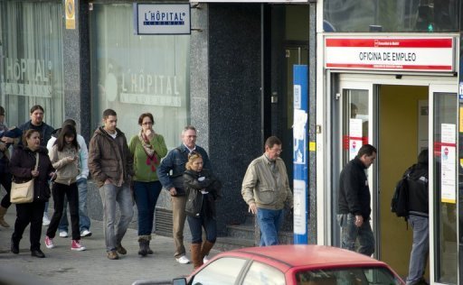 Pessoas fazem fila em centro de emprego em Madri (Espanha) no fim de 2012