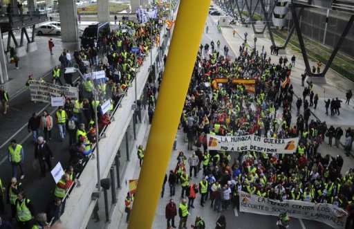 (4 mar) Grevistas protestam no aeroporto Barajas, em Madri