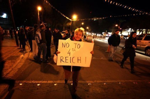 Russa protesta em frente ao Parlamento de Nicósia no dia 24 de março - país é um dos que mais saem perdendo com novo acordo do Chipre com credores
