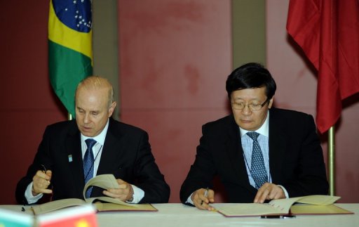 Ministros das Finanças chinês, Lou Jiwei (D), e brasileiro Guido Mantega durante reunião do Brics