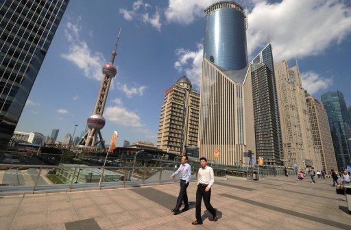 Pessoas caminham em outubro de 2012 pelo distrito financeiro de Xangai
