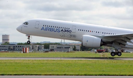 Aeronave da nova geração da Airbus, o A350, decola do aeroporto de Toulouse-Blagnac
