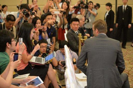 David Beckham conversa com repórteres em uma coletiva de imprensa em Xangai
