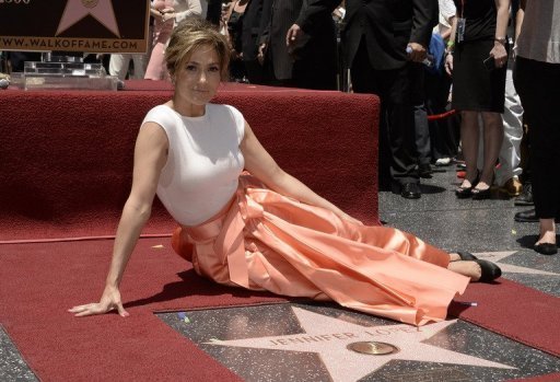 Jennifer López recebeu a estrela de número 2.500 na calçada da fama, em Hollywood, nesta quinta-feira (20)