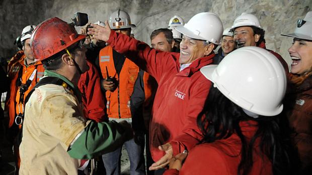 O presidente, Sebatián Piñera, recebe o mineiro Mario Sepulveda com um abraço