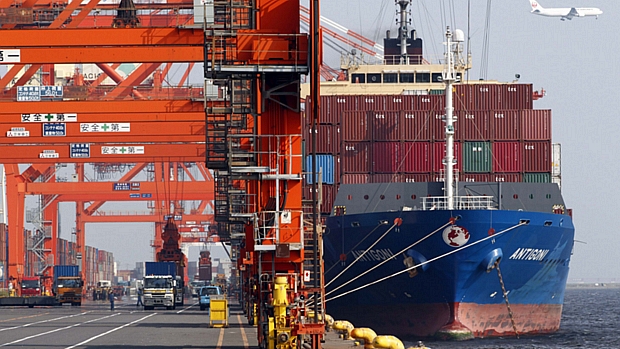 Porto da capital Tóquio: iene valorizado castiga setor de exportações do Japão