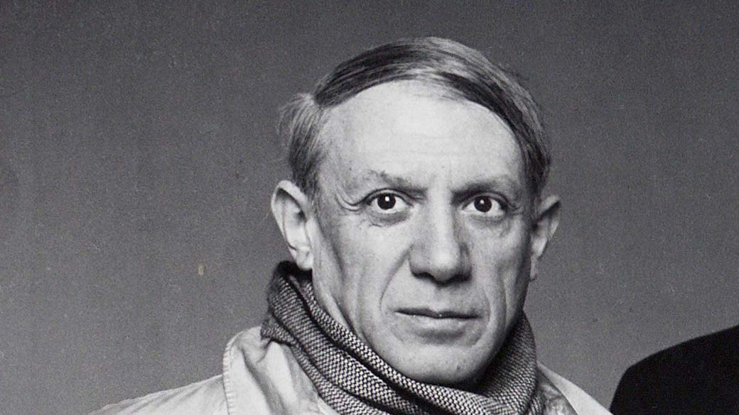 Pablo Picasso posa para retrato sem data específica divulgada pelo Hotel des Ventes, em Geneva